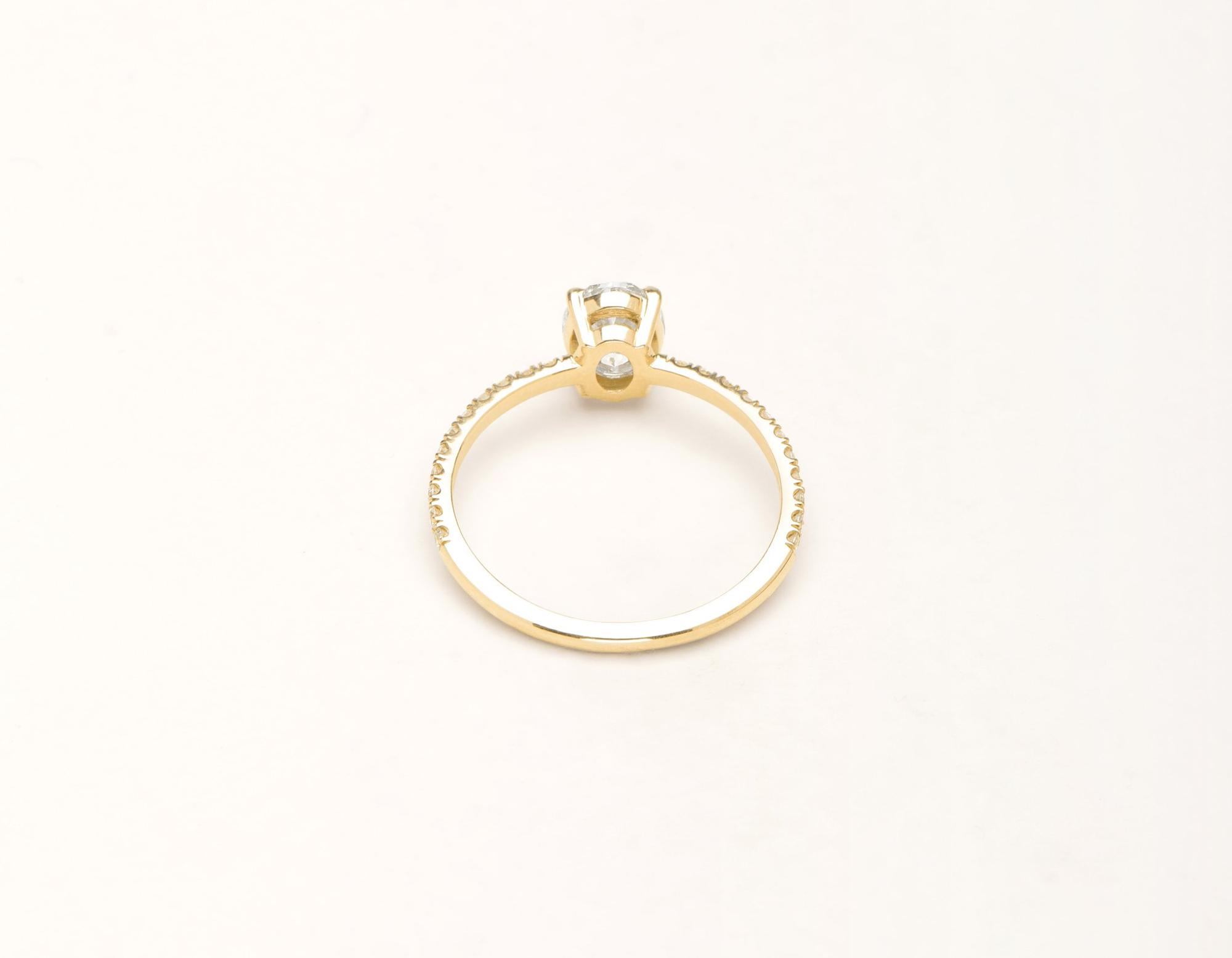 珠宝典雅的925纯银订婚戒指，带有水晶白CZ